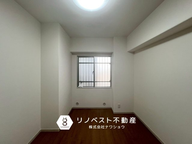 弥刀ハウスの洋室|玄関入ってすぐの洋室には窓があるので換気もしやすいです◎