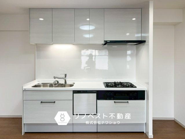 弥刀ハウスのキッチン|食洗機付きのシステムキッチンで家事効率もUPしますね♪3口コンロもあるので一気に調理することができます！