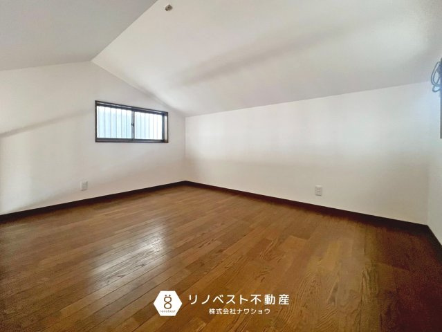東大阪市日下町5丁目の洋室|ロフト部分。2面採光で風通りも良く、広いので寝室にピッタリ◎