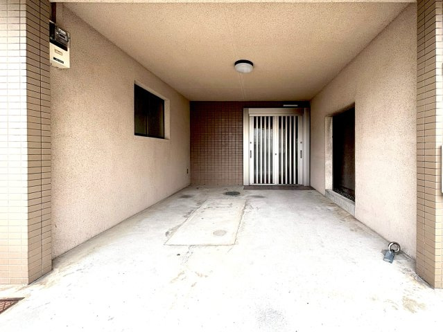 東大阪市日下町5丁目の駐車場|車1台分駐車可能◎屋根付きで雨の日も愛車を守れますね♪