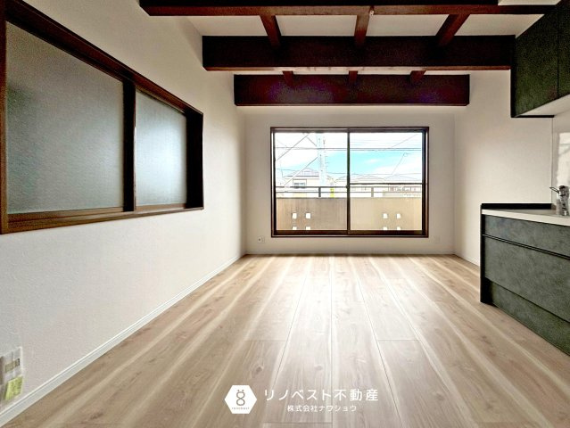 東大阪市日下町5丁目の居間・リビング|約8帖のDK。大きな窓で明るく家族団らんに非常に良い空間です◎