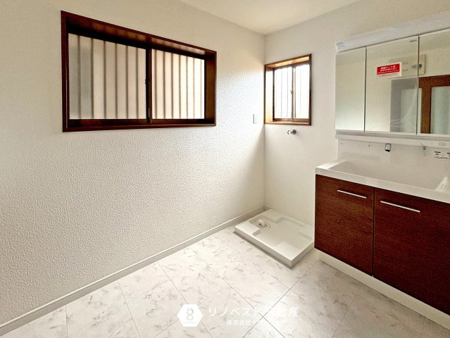 東大阪市日下町5丁目の洗面所|2面採光の洗面は珍しい！非常に明るく、気持ち良く朝の身支度を進められますね♪