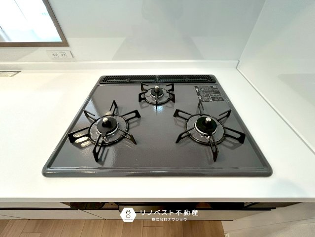 瓢箪山マンションのキッチン|3口コンロがあるのでまとめて調理することができるので家事効率もUPしますね！