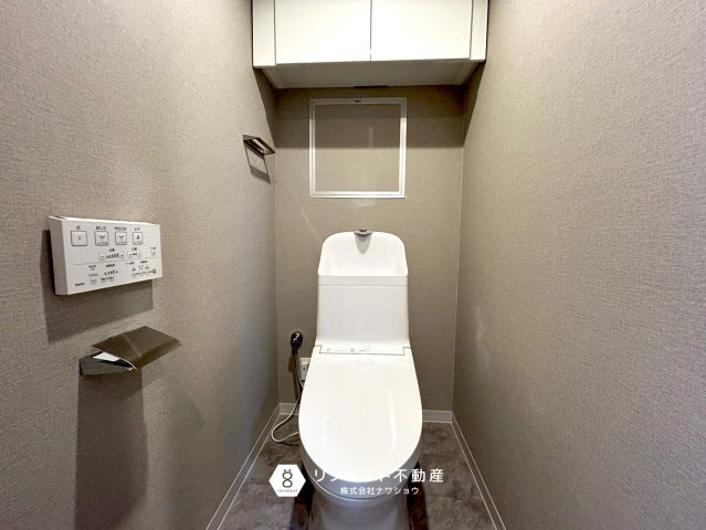 瓢箪山マンションのトイレ|上部には棚があるのでトイレットペーパーのストックや掃除用品を収納できるのでスッキリとしたトイレ空間になりますね！