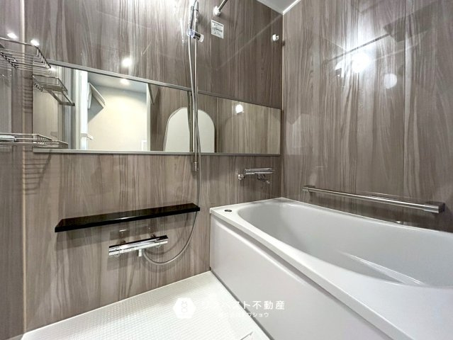 瓢箪山マンションの浴室|ワイドなミラー付きなのでバスタブに浸かりながら鏡を見ることができますね！広々としているので足を伸ばしてリラックスして頂けます♪