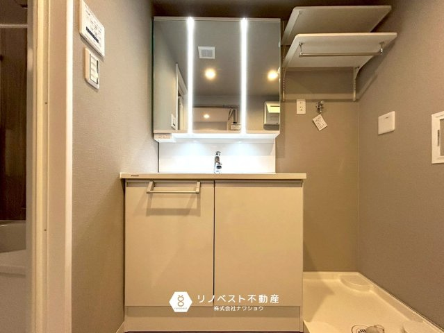 瓢箪山マンションの独立洗面台|洗面台のライトがオシャレ度UP！3面鏡なので身支度もスムーズにできそうですね◎