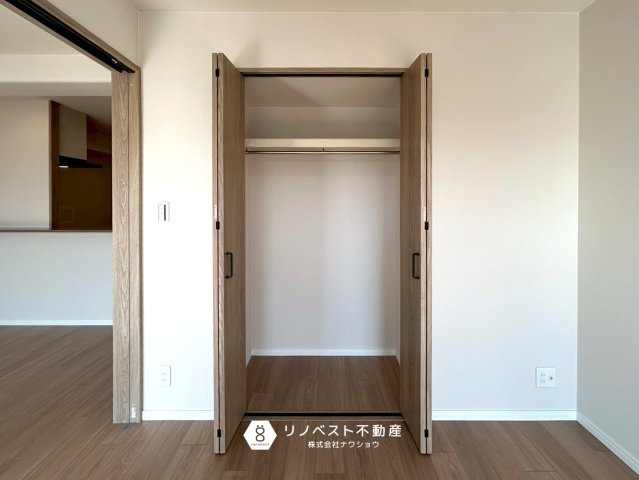 瓢箪山マンションの収納|上部の棚には普段あまり使わない物を収納しておくと整理されたお部屋造りができそうですね！