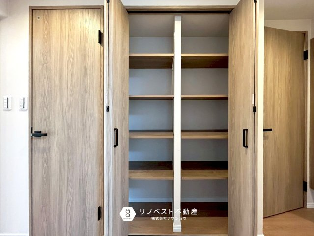 瓢箪山マンションの収納|廊下にも収納棚があるので掃除用品や日用品を収納できますね！