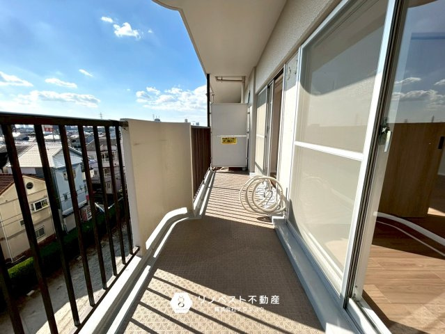 瓢箪山マンションのバルコニー|広々としたバルコニーなので洗濯物を干すのにも困りません◎陽当たりも良好なのでよく乾きそうですね♪