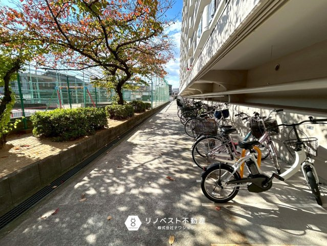 瓢箪山マンションの駐輪場|整理整頓された駐輪場で屋根付きでございます。