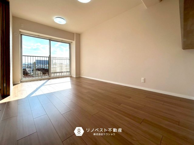 瓢箪山マンションの居間・リビング|南向きのバルコニーなので陽当たりも良好で明るい室内です！