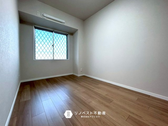 瓢箪山マンションの洋室|窓があるので換気も楽々です♪