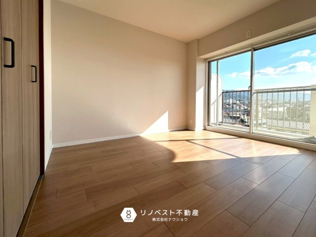 瓢箪山マンションの洋室|バルコニーに出られる洋室です！クローゼットもあるので収納には困りません◎