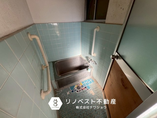 東大阪市近江堂1丁目店舗付住宅の浴室|換気に便利な窓付きの浴室。
