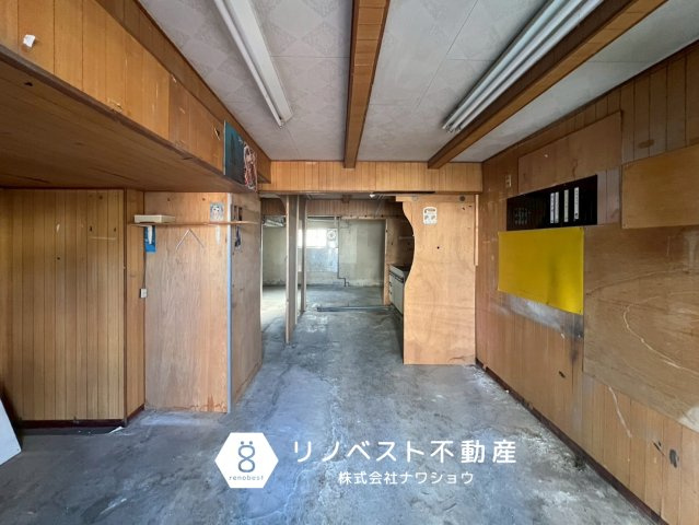 東大阪市近江堂1丁目店舗付住宅の内装|1階店舗部分。奥行のある空間です。