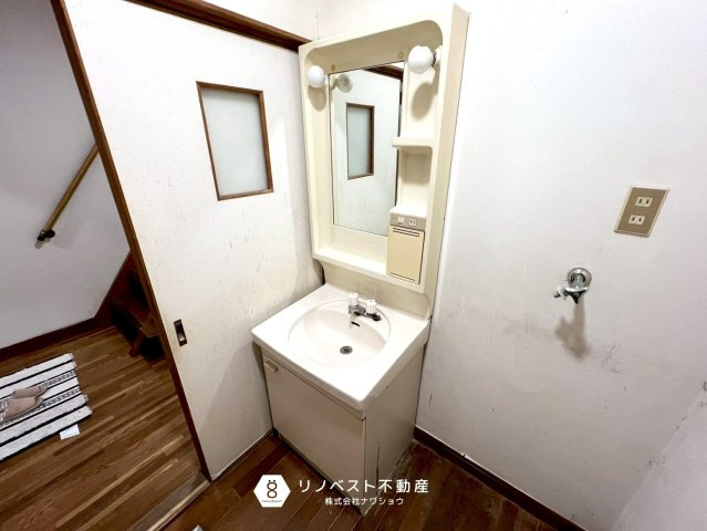 東成区中道4丁目の独立洗面台|玄関入ってすぐ右手に洗面台があるので帰宅してすぐに手を洗うことができますね！