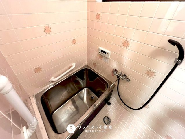 東成区中道4丁目の浴室|コンパクトな浴室ですが手すりがついていて安全設計になっております。