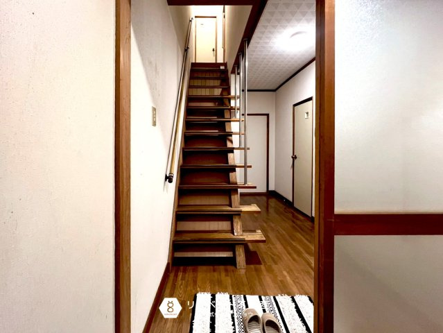 東成区中道4丁目のその他|玄関入ってすぐに2階のリビングに繋がる階段がございます。手すりもついているので転倒防止に役立ちますね！