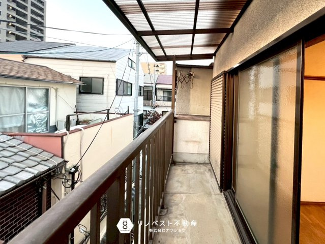 東成区中道4丁目のその他|バルコニーには屋根があるので雨の日でも洗濯物が濡れる心配がありません◎