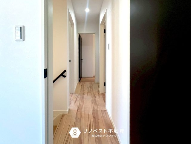 プロスピリティー善根寺町の内装|木の温もりを感じられるフローリングとブラック基調の扉がオシャレです♪