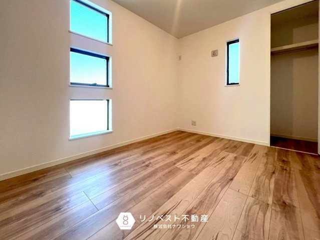 プロスピリティー善根寺町の洋室|落ち着いたカラーのフローリングが空間のオシャレ度をUPさせてくれます！