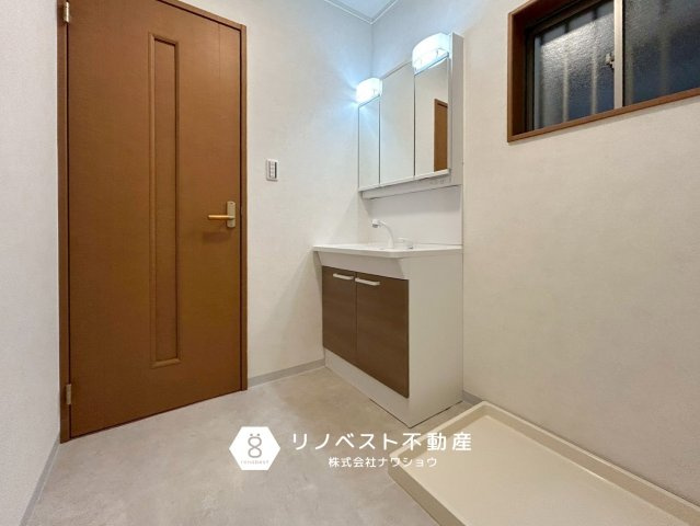 東大阪市御厨東1丁目の洗面所|3面鏡付きの洗面台なので身支度も楽々です♪洗濯パンもあるのですぐに洗濯機を置いて頂けます！