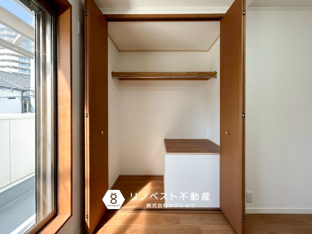 東大阪市御厨東1丁目の収納|ハンガーパイプが付いているのでお洋服の整理にも役立ちます！上部には棚もあるので普段あまり使わない物を収納するのもいいですね！