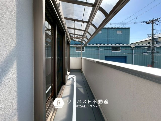 東大阪市御厨東1丁目のバルコニー|屋根付きのバルコニーになので雨の日でも洗濯物が濡れる心配がないですね◎