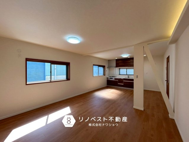 東大阪市御厨東1丁目の居間・リビング|約17帖のLDKと広々ろしており窓から差し込む日差しが室内を明るく照らしてくれます。家族団らんの場としても最適ですね！