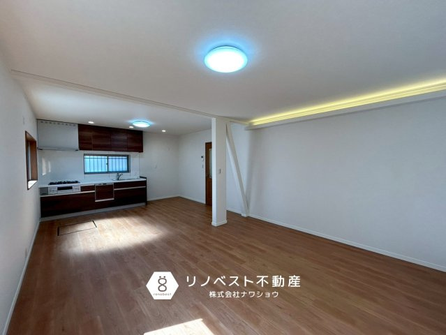 東大阪市御厨東1丁目の居間・リビング|照明がついているので設置する手間が省けます！