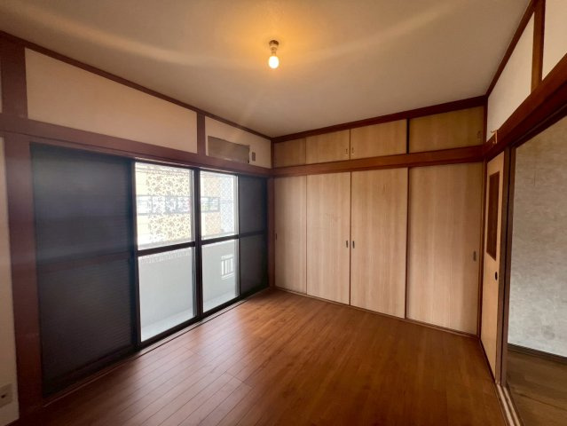 生野区桃谷５丁目の洋室|リビングと隣接した約6.0帖洋室。バルコニーに繋がる窓があり採光がたっぷり差し込みます♪