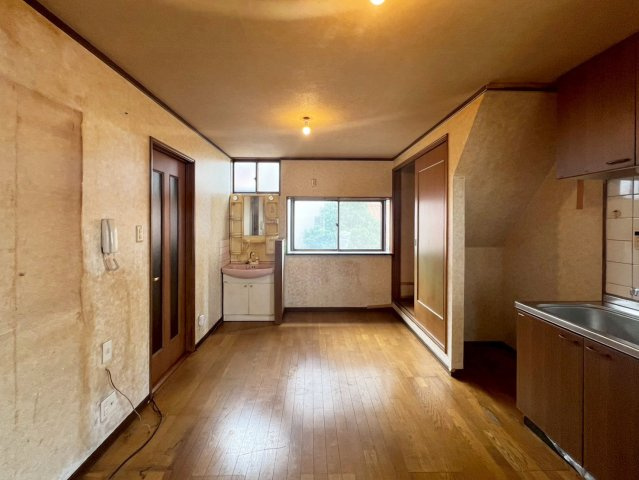 生野区桃谷５丁目の居間・リビング|クロスなどリフォームして綺麗にしてもよさそうですね♪