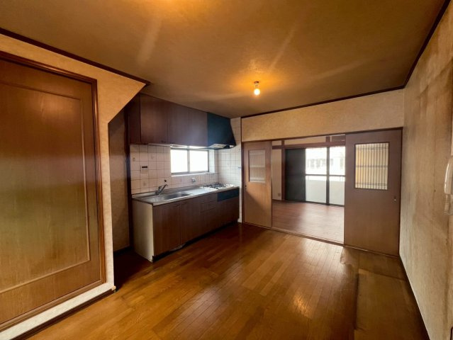 生野区桃谷５丁目の居間・リビング|約6.0帖の洋室と隣接しており、繋げてひと部屋にして使用するのもいいですね♪