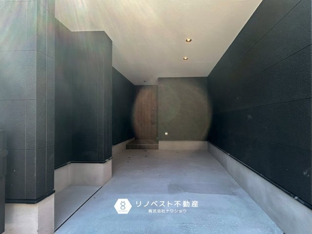 東大阪市足代3丁目新築戸建の駐車場|屋根付きの駐車スペースがあるので雨の日でも濡れる心配がありません◎