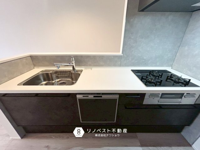 東大阪市足代3丁目新築戸建のキッチン|食洗機付きのシステムキッチンで3口コンロもあるので家事効率もUPしますね！