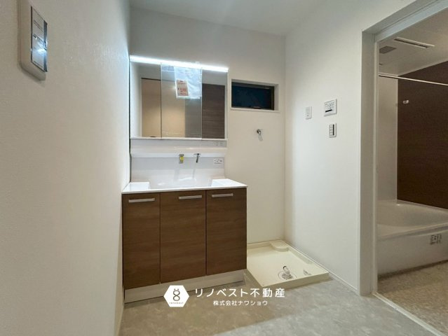 東大阪市足代3丁目新築戸建の独立洗面台|三面鏡付きの洗面台なので身支度も楽々ですね♪洗濯パンも完備されています！