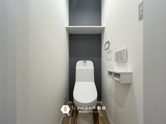 東大阪市足代3丁目新築戸建のトイレ|上部には棚があるのでトイレットペーパーのストックや掃除用品を整理するのにも役立ちます！