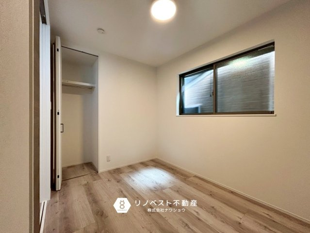 東大阪市足代3丁目新築戸建の洋室|各洋室にはクローゼットがついているので収納には困りません◎