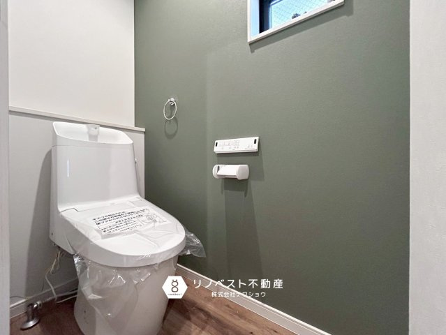 生野区舎利寺1丁目のトイレ|緑のアクセントクロスが特徴のトイレは遊び心があり良いですね⤴窓もあり換気おできます◎