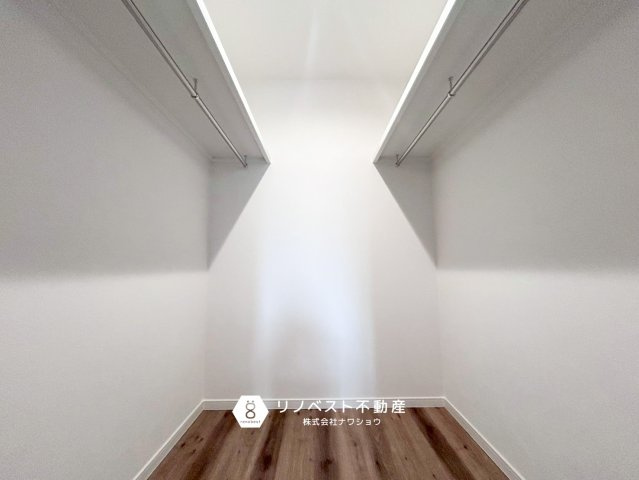 生野区舎利寺1丁目の収納|ウォークインクローゼットは非常に広々としていて、普段は使わないものなどを収納するスペースにも◎