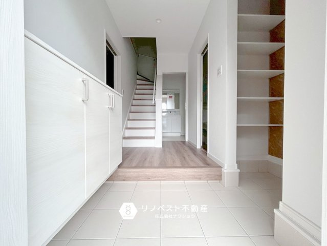 生野区舎利寺1丁目の玄関|収納がたっぷり付いた玄関で綺麗に片付けられそうですね♪お掃除のしやすいタイル調の玄関床です！