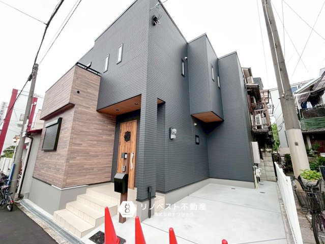 生野区舎利寺1丁目の外観|１台分の駐車スペースあり◎全面道路広く駐車も楽々♪