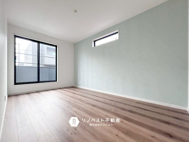 生野区舎利寺1丁目の洋室|バルコニーに出入りできる約7.25帖の洋室◎アクセントクロスでお部屋に雰囲気がでますね♪