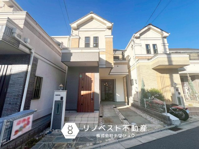 東大阪市稲田本町２丁目の外観|平成27年3月築の中古戸建！
1台分の駐車スペース付♪
