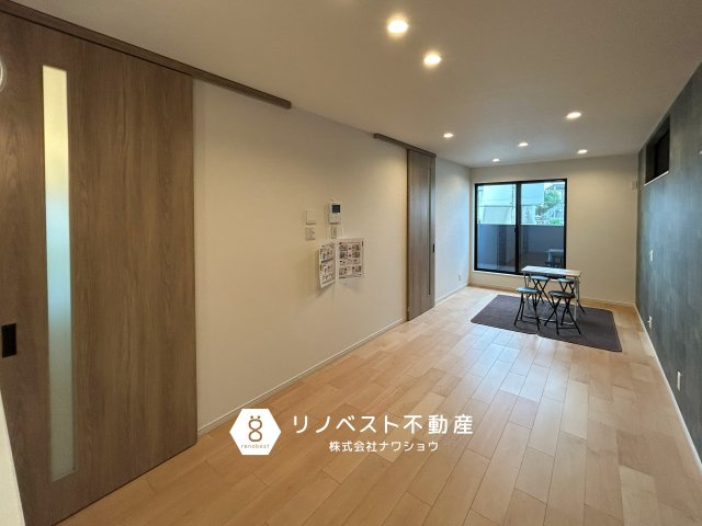 東大阪市中小阪1丁目の居間・リビング|シックな壁紙に木目調の扉とクロスで温かみのある印象に！広々としたリビングダイニングで家族団らんをお過ごしいただけます♪床暖房付き！