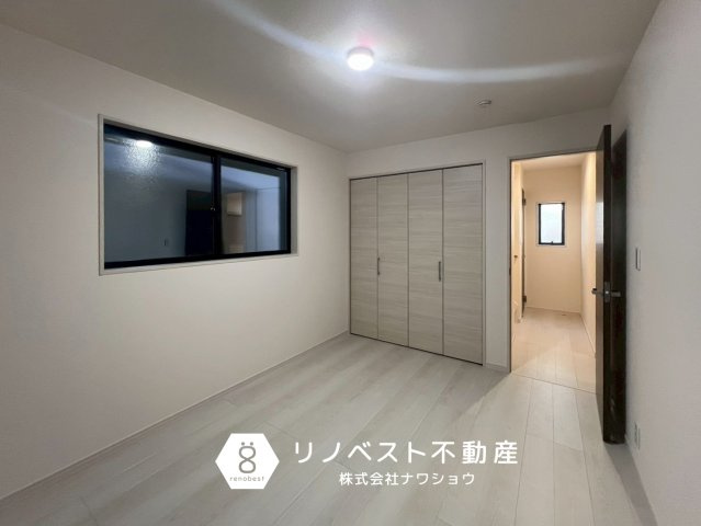 東大阪市大蓮北4丁目の収納|1階部分にある、約6帖の納戸。
クローゼットもあるので、使い分けて収納可能です◎