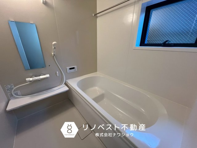 東大阪市大蓮北4丁目の浴室|浴室乾燥機付きのお風呂。
上部にも窓があり、プライバシーを守りながら換気も可能です◎