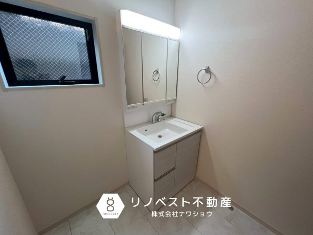 東大阪市大蓮北4丁目の独立洗面台|三面鏡付き独立洗面台完備の脱衣所。
