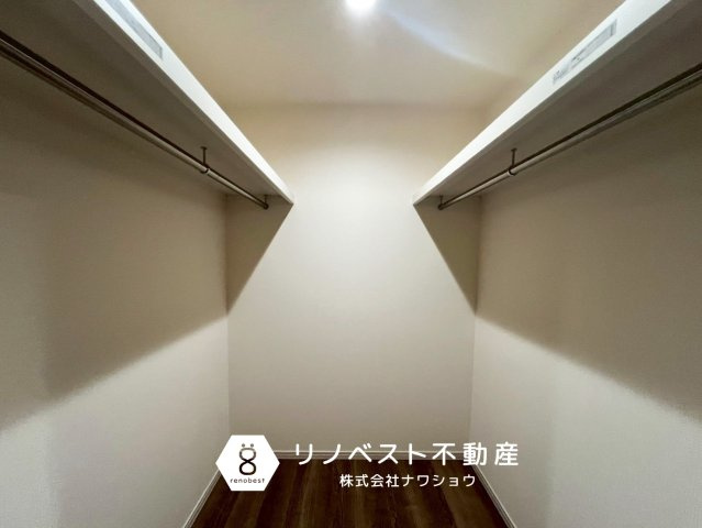 東大阪市大蓮北4丁目の収納|上部棚、ハンガーラック付きのウォークインクローゼット。
アウターやバッグなど大容量収納可能です◎