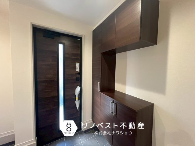 東大阪市大蓮北4丁目の玄関|シューズボックス付きの玄関。
物置に便利な天板付き。